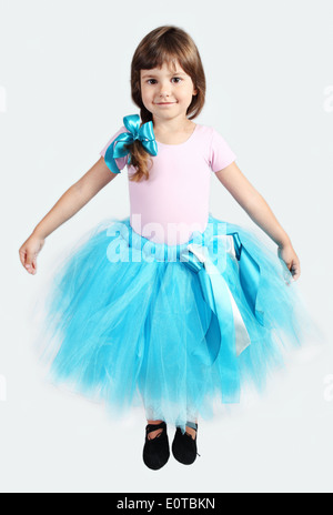 Petite fille Jupe Tutu en Studio Shot sur Gray Banque D'Images