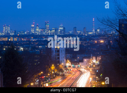 Vue du pont d'Archway à Londres sur les toits de la ville et de l'écharde dans la nuit avec des pistes de circulation sur route en premier plan London England UK Banque D'Images