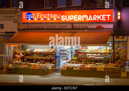 Supermarché East Finchley corner shop local avec des fruits et légumes à l'extérieur affichage High Road North East Finchley London England UK Banque D'Images