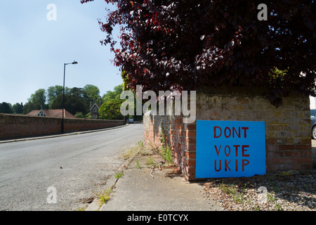 L'UKIP et ne vote VOTE UKIP panneaux électoraux mis en place dans la même rue Banque D'Images