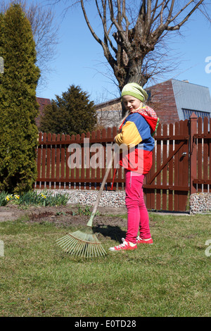 Jeune fille travaillant dans le jardin. Banque D'Images