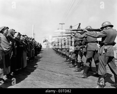 Rangée de soldats allemands avec des fusils et des baïonnettes visant à Norwegian prisonniers, sur-ensemble du film, "Edge Of Darkness", 1943 Banque D'Images