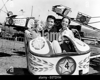 Barbara Stanwyck, Elvis Presley & Joan Freeman, sur-ensemble du film, 'homme', 1964 Banque D'Images