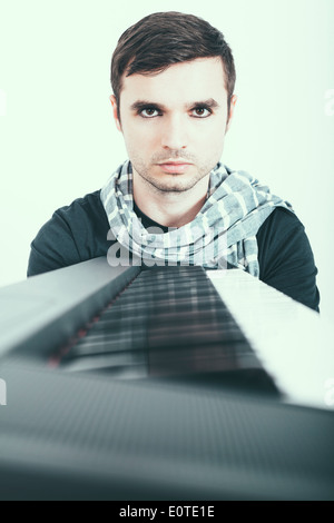 Portrait d'un homme avec un piano. Banque D'Images