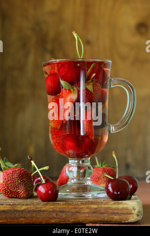 Plateau de fruits d'été avec une variété de fruits rouges (cerise, fraise) Banque D'Images