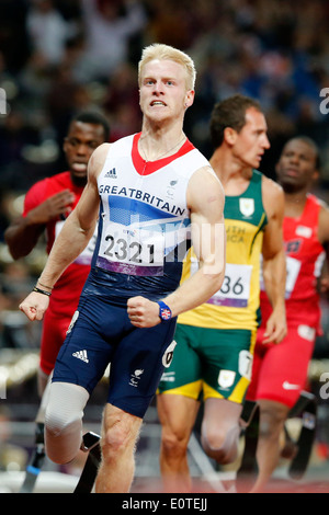 Jonnie Peacock de Grande-bretagne (C) sur sa façon de gagner l'or au cours de la men's 100m - T44 finale au stade olympique durant les Jeux Paralympiques de 2012 à Londres, Londres, Grande-Bretagne, 06 septembre 2012. Banque D'Images