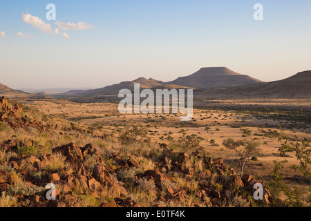 Savane Africaine sur la concession de Palmwag au coucher du soleil Banque D'Images