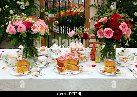 Le thé de l'après-midi à l'exposition de David Austin Roses à la RHS Chelsea Flower Show 2014 Banque D'Images