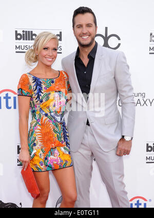 Las Vegas, en Californie, aux États-Unis. 18 mai, 2014. Luke Bryan & Caroline Boyer arrive pour les Billboard Music Awards 2014 au MGM Grand Arena. © Lisa O'Connor/ZUMAPRESS.com/Alamy Live News Banque D'Images