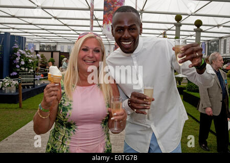 Chelsea, London, UK. 19 mai 2014. Vanessa Feltz et son partenaire Ben Ofoedu apprécier une coupe de champagne et la crème glacée à la RHS Chelsea Flower Show 201 Crédit : Keith Larby/Alamy Live News Banque D'Images