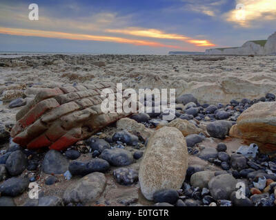 Urrugne, East Sussex, UK. 19 mai 2014. Coucher de soleil sur la plage à marée basse, des signes de l'érosion le long de la côte du Sussex. David Burr/Alamy Live News Banque D'Images