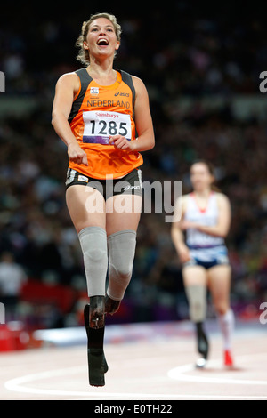 Marlou van Rhijn de Pays-bas célèbre remportant la médaille d'or après le women's 200m - T44 finale au stade olympique durant les Jeux Paralympiques de 2012 à Londres, Londres, Grande-Bretagne, 06 septembre 2012. Banque D'Images