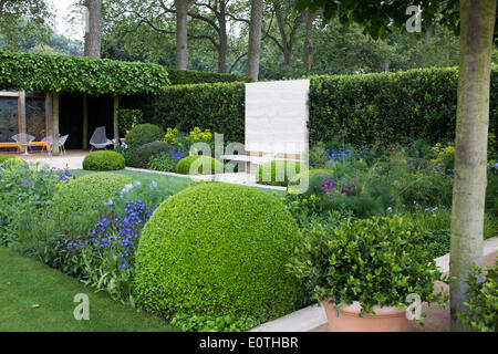 Londres, Royaume-Uni. 19 mai 2014. RHS Chelsea Flower Show parrainé par M&G. Le Telegraph Afficher jardin conçu par Tommaso Del Buono et Paul Gazerwitz s'inspire de revisiter l'on trouve traditionnellement dans les éléments de l'historique grand jardins italiens. Credit : Graham Eva/Alamy Live News Banque D'Images