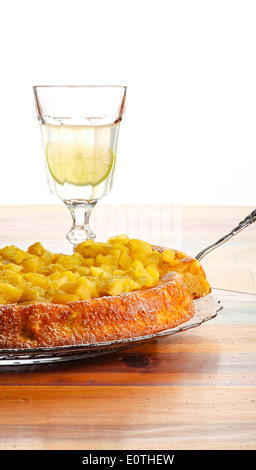 Gâteau sucré à la rhubarbe et les pommes sur la plaque de verre de sucre à glacer, rugueux, table en bois peint en verre de limonade Banque D'Images