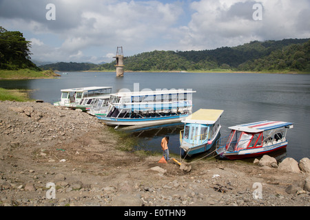 Ferry boats en attente de traverser le Lac Arenal de prendre des voyageurs à la Forêt Nuageuse de Monteverde Costa Rica Banque D'Images