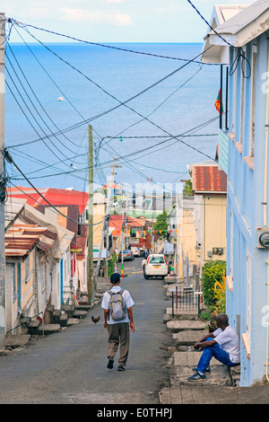 Voir le long d'une rue typique de St George, la Grenade en direction de la mer des Caraïbes Banque D'Images