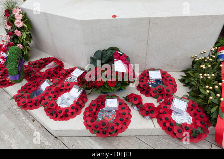 Des couronnes de coquelicots portées en souvenir au Cimetière de guerre du Commonwealth de Cassino pour 70e anniversaire de fin de batailles Cassino Banque D'Images