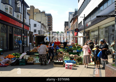 Étal de fruits, des boutiques et des piétons dans le centre-ville de Luton Banque D'Images