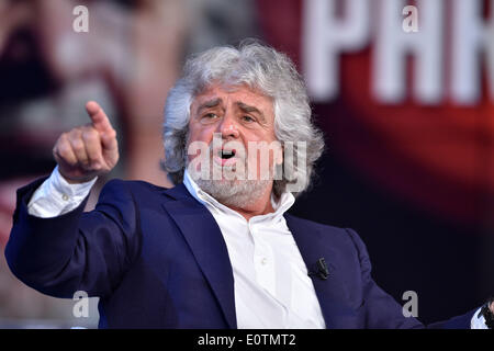 Rome, Italie. 19 mai, 2014. Parti politique italien leader du mouvement cinq étoiles Beppe Grillo assiste à l'émission de télévision "porte à porte" dans le but de faire campagne pour la prochaine élection du Parlement européen, à Rome, Italie, le 19 mai 2014. Credit : Alberto Lingria/Xinhua/Alamy Live News Banque D'Images