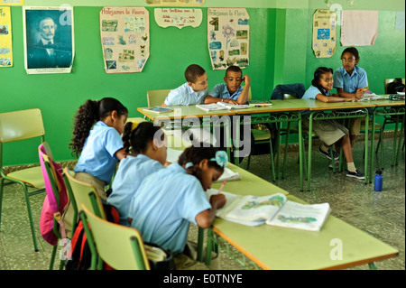 République dominicaine l'apprentissage des enfants dans une salle de classe à Cabrera, à côté de Playa Grande, 120 km à l'Est de Puerto Plata. Banque D'Images