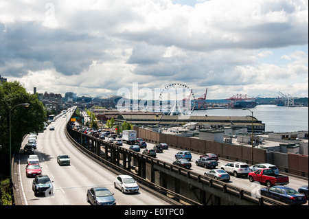 La circulation sur route de l'Alaska se déplace après la grande roue Grande Roue de Seattle au quai 57 du centre-ville, près de Seattle Waterfront. Banque D'Images