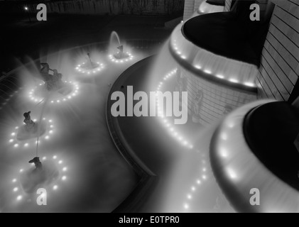 La fonte Luminosa à Lisbonne, au Portugal, est une fontaine publique connue pour son éclairage décoratif. Cette photographie capture la fontaine illuminée dans la soirée, mettant en valeur sa beauté et son importance dans les espaces publics de Lisbonne. Banque D'Images