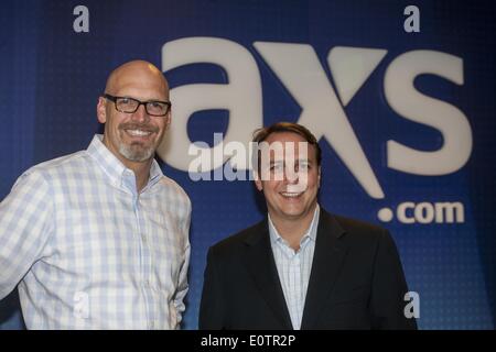 Los Angeles, Californie, USA. Le 11 mai, 2014. Tom Andrus, gauche, et Bryan Perez, les cadres de l'entreprise AEG ticketing, axes. Ringo Chiu/ZUMAPRESS.com/Alamy © Live News Banque D'Images