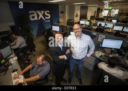 Los Angeles, Californie, USA. Le 11 mai, 2014. Tom Andrus, droite, et Bryan Perez, les cadres de l'entreprise AEG ticketing, axes. Ringo Chiu/ZUMAPRESS.com/Alamy © Live News Banque D'Images