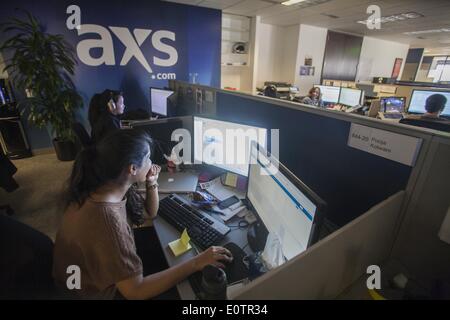 Los Angeles, Californie, USA. Le 11 mai, 2014. Le travail du personnel à la billetterie d'AEG, axes de l'entreprise. Ringo Chiu/ZUMAPRESS.com/Alamy © Live News Banque D'Images