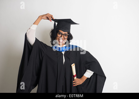 Indian female graduate sur fond gris Banque D'Images