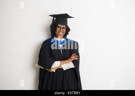 Indian female graduate sur fond gris Banque D'Images