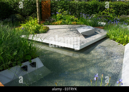 Londres, Royaume-Uni, 19 mai 2014. RHS Chelsea Flower Show parrainé par M&G. Hydropanorama RBC Jardin parrainé par la Banque Royale du Canada et conçu par Hugo Bugg illustre des solutions durables pour les jardiniers amateurs. Credit : Malcolm Park editorial/Alamy Live News Banque D'Images