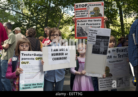 Démonstration par l'école publique de New York les parents, enseignants et étudiants contre les écoles à charte au City Hall Park à Manhattan, 2014. Banque D'Images