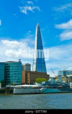 Le Shard vu de la Tamise, avec le musée de guerre HMS Belfast amarré dans l'avant-plan, le centre de Londres, Angleterre Banque D'Images
