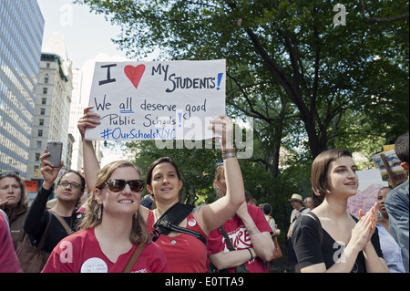 Démonstration par l'école publique de New York les parents, enseignants et étudiants contre les écoles à charte au City Hall Park à Manhattan, 2014. Banque D'Images