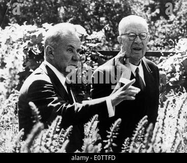 Alexeï Kossyguine dans le jardin avec le roi Gustav VI Adolf Banque D'Images