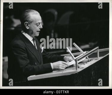 Septembre 09, 1960 - 13 Etats africains et Chypre admis à l'ONU : L'un de ses premiers actes, la 15e session ordinaire de l'Assemblée générale des Nations Unies, qui a ouvert ses portes aujourd'hui à New York, à l'unanimité a admis 14 nouveaux membres à l'Organisation des Nations Unies. Cela porte le nombre total des États membres de l'ONU à 96, soit presque le double de sa composition originale. Ici, M. Gaetano Martino, membre du parlement italien, est vu à la tribune des conférenciers comme il s'est félicité de l'Etats nouvellement admis à l'Organisation des Nations Unies au nom de son pays. Banque D'Images