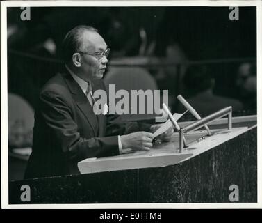 Septembre 09, 1960 - 13 Etats africains et Chypre admis à l'ONU : l'un de ses premiers actes, la 15e session ordinaire de l'Assemblée générale des Nations Unies, qui a ouvert ses portes aujourd'hui à New York, à l'unanimité a admis 14 nouveaux membres, à l'Organisation des Nations Unies. Cela porte le nombre total des États membres de l'ONU à 96, soit presque le double de sa participation, M. Sukardjo Wirjopranoto, Représentant permanent de l'Indonésie auprès de l'Organisation des Nations Unies, est vu accueillir les nouveaux membres de l'ONU. Banque D'Images