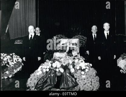 Septembre 09, 1960 - garde d'honneur à le cercueil de Wilhelm Pieck, Septmember hier 11th, 1960 le corps de l'ancien président de l'East-Zone, Wilhelm Pieck a été organisé. Délégation de toutes les parties de la zone ont fait leur dernière visite. OPS : (en avant) SED-patron Walter Ulbricht, Premier ministre Otto Grotewohl (à droite), et derrière le maire de Berlin, Friedrich Ebert et le Vice-président de la Chambre du Peuple, Hermann Matern (derrière à droite) sont la garde d'honneur. Banque D'Images