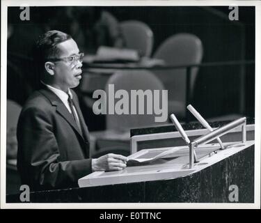 Septembre 09, 1960 - 13 Etats africains et Chypre admis à l'ONU. Comme l'un de ses premiers actes, la 15e session ordinaire de l'Assemblée générale des Nations Unies, qui a ouvert ses portes aujourd'hui à New York, à l'unanimité a admis 14 nouveaux membres à l'Organisation des Nations Unies. Cela porte le nombre total des États membres de l'ONU à 96, soit presque le double de sa composition originale. Ici, M. Luciano Millan, des Philippines, est vu à la tribune des orateurs qu'il a prolongé son pays nouvellement admis bienvenue à l'ONU. Banque D'Images