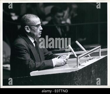 Septembre 09, 1960 - 13 Etats africains et Chypre admis à l'ONU : l'un de ses premiers actes, la 15e session ordinaire de l'Assemblée générale des Nations Unies, qui a ouvert ses portes aujourd'hui à New York, à l'unanimité a admis 14 nouveaux membres à l'Organisation des Nations Unies. Cela porte le nombre total des États membres de l'ONU à 96, soit presque le double de sa composition originale. Ici, M. Drise M'Hammedi ; Ministre des affaires étrangères du Maroc, est vu comme il a prolongé son Bienvenue sur le nouveaux membres DES NATIONS UNIES. Banque D'Images