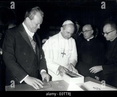 05 août, 1960 - Le Chancelier allemand Willy Brandt le Pape Paul VI a reçu le Chancelier allemand Willy Brandt en audience officielle, dans la Cité du Vatican ce matin. La photo montre le Pape Paul VI Willy Brandt au cours de l'audience. Banque D'Images