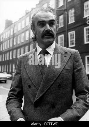 L'acteur Sean Connery, lors d'une promenade à Londres Banque D'Images