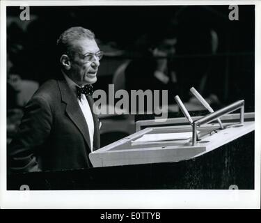 Septembre 09, 1960 - 13 Etats africains et Chypre admis à l'ONU : l'un de ses premiers actes, la 15e session ordinaire de l'Assemblée générale des Nations Unies, qui a ouvert ses portes hier à New York, à l'unanimité a admis 14 nouveaux membres à l'Organisation des Nations Unies. Cela porte le nombre total des États membres de l'ONU à 96, soit presque le double de sa composition originale. Ce matin, l'Assemblée a entendu des déclarations faites par les représentants de 13 des 14 nouveaux membres. On voit ici qu'il s'est adressé à la réunion est M. Zenon Rossides, de Chypre, l'un des Etats membres nouvellement admis. Banque D'Images