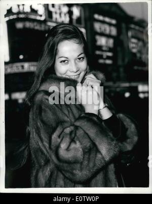 Septembre 12, 1960 - 9-12-60 Nancy Kwan va faire du tourisme à Piccadilly Circus. Nancy Kwan la star du nouveau film Le Monde de Suzie Wong ici pour la premiere mercredi prochain, s'est rendu pour une visite guidée de Londres ce matin. Photo : Keystone montre Nancy Kwan s'étire jusqu'à son manteau dans la brise froide à Piccadilly Circus, ce matin. Banque D'Images