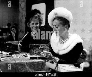 L'actrice Joan Crawford de signer des autographes à New York Banque D'Images
