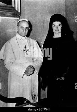 Le pape Paul Vl debout avec la Première Dame Jackie Kennedy Banque D'Images