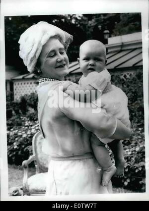 08 août, 1960 - La Reine Mère célèbre son 60e anniversaire ; La Reine Elizabeth, la Reine Mère a célébré son 60e anniversaire aujourd'hui et parmi ses nombreux visiteurs étaient ses petits-enfants, le Prince Charles, la princesse Anne et le bébé du Prince Andrew. Photo montre la reine mère pose pour la caméra avec son plus jeune petit-fils du prince Andrew dans le parc de la Clarence House d'aujourd'hui. Banque D'Images