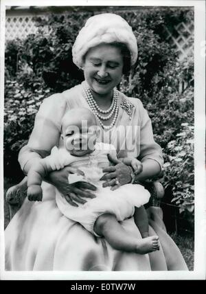 08 août, 1960 - Reine mère célèbre le 60e anniversaire de naissance, il avec les petits-enfants à Clarence maisons ; la reine Elizabeth la reine mère a célébré aujourd'hui son 60e anniversaire à Clarence House quand parmi ses visiteurs étaient ses petits-enfants le Prince Charles, la princesse Anne et le bébé du Prince Andrew. Photo montre baby Prince Andrew de bonne humeur comme il est tenu par la reine-mère à Clarence House d'aujourd'hui. Banque D'Images