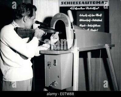 08 août, 1960 - Tir à la maison : que la nouveauté au Frankfurt Foire d'automne, un automate de prise de vue est affiché. Il dispose d'un télescope visant par lequel la distance des concours de 10 mètres est atteinte. L'arme est un fusil de précision avec l'acide carbonique et un 10-shot magazine. Chaque tir frappe une plaque séparée, et la série de prises peuvent être réglementés par une minuterie. Banque D'Images